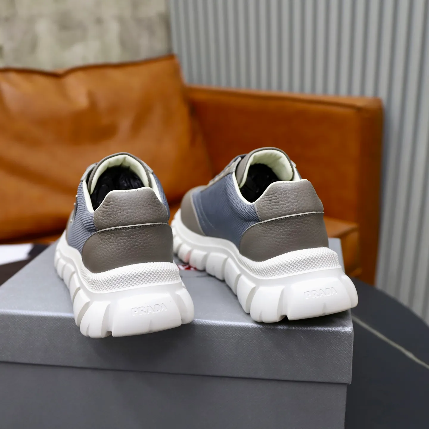 Ex-factory price: 700💰Top original order Brand: PRADA (Prada) Standard code: Men's size 38/44 (45 can be customized) Grade: Same as the official website Material: Original cowhide stitching, cowhide lining, original combination two-color wear-resistant soft outsole Style category: casual sports version, young fashion, European and American trend, British style Color: actual picture color